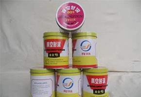 本產(chǎn)品是由潤滑油基礎(chǔ)油經(jīng)精餾、深度處理、調(diào)合并經(jīng)后處理工序制得。本產(chǎn)品用作真空冶煉、真空噴涂、電子管制造和原子能工業(yè)等真空設(shè)備的固定接頭、經(jīng)常需要拆卸部分的密封或系統(tǒng)中有可疑泄漏點(diǎn)時(shí)的暫時(shí)性密封。按規(guī)