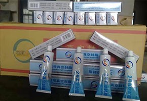 本產(chǎn)品是由潤滑油基礎(chǔ)油經(jīng)精餾、稠化并加入適量的添加劑，再經(jīng)后處理后制得。本產(chǎn)品主要用作真空系統(tǒng)的活動(dòng)部分和可拆卸部分的密封和潤滑。1、2、3號(hào)適用于30℃條件下使用，4號(hào)最高使用溫度可達(dá)120℃，可用